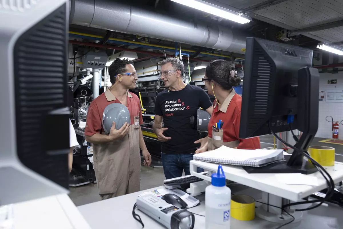 Team conversation at the Paulinia manufacturing site_The LYCRA Company